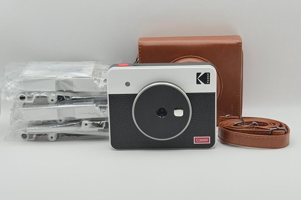 Kodak C300R Instant print Camera tested W/ 6 Film Packs Case Strap Bundle
